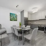 Sea View Kuxury تورّيفيِخا