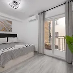 Sea View Kuxury شقة *